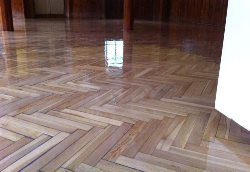 Přebroušená, ošetřená a nalakovaná dřevěná podlaha