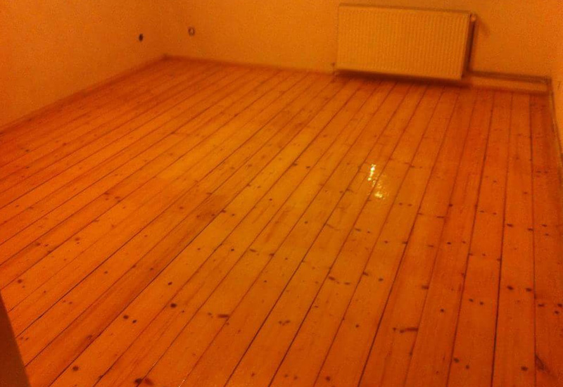 Hotová a nalakovaná nová dřevěná podlaha